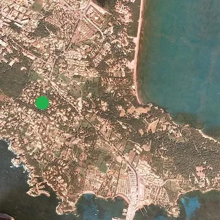 Apartament Joli F3 , 4 Pers, Mahana , Plein Pied Sur Jardin , Domaine Prive Criques Et Plages A Pied Hyères