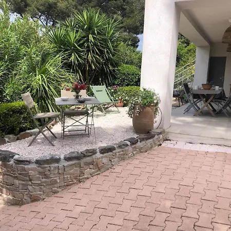 Apartment Joli F3 , 4 Pers, Mahana , Plein Pied Sur Jardin , Domaine Prive Criques Et Plages A Pied Hyeres