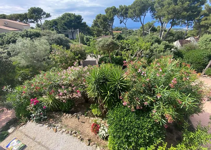 Joli F3 , 4 Pers, Mahana , Plein Pied Sur Jardin , Domaine Prive Criques Et Plages A Pied Hyeres